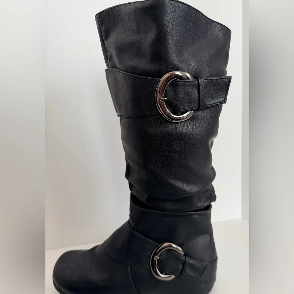 Journee Collection Black Jester Rouched Buckle Mid Shaft Boots Size 7 1/2
